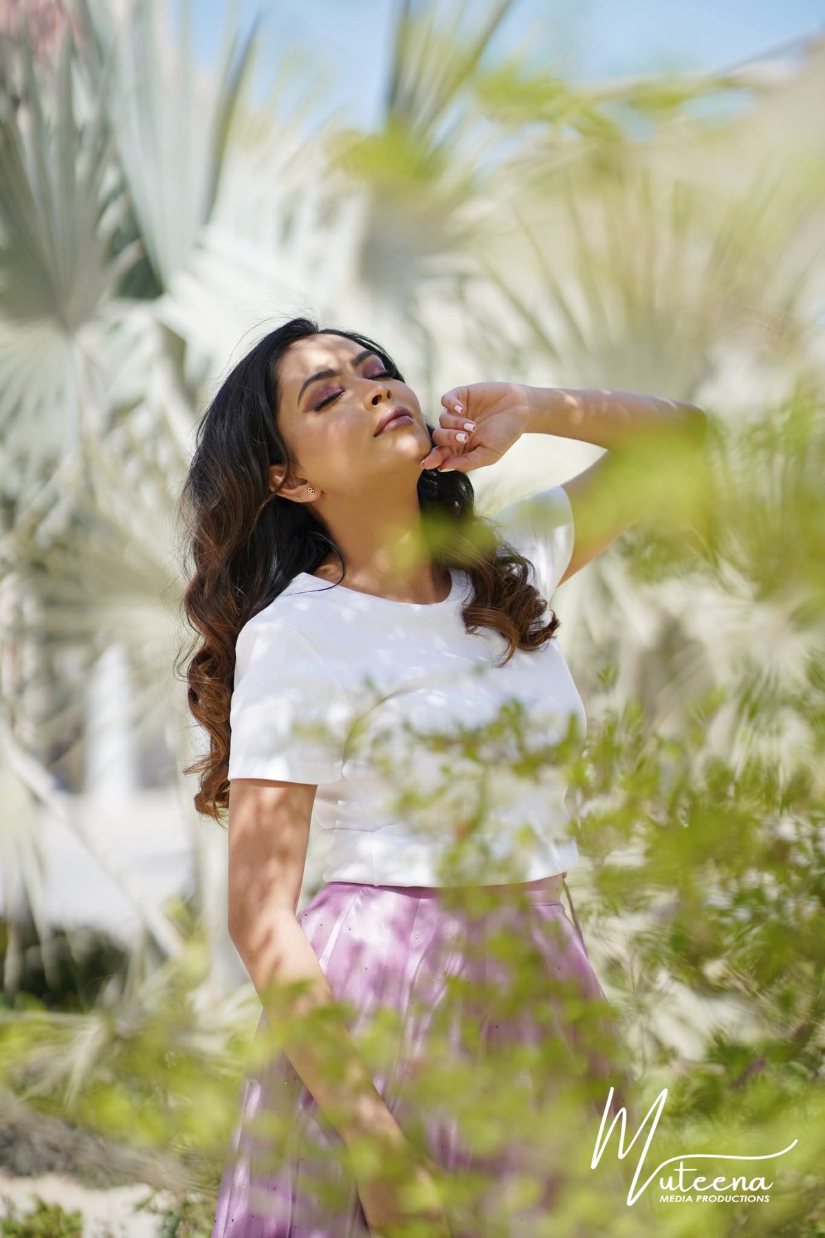 Natural-light fashion portrait of a woman among desert palms in Dubai